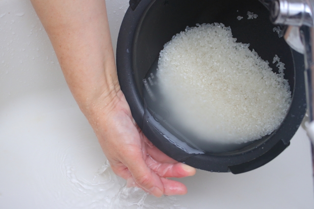 お米を研いでいる写真
（炊飯動作の写真）