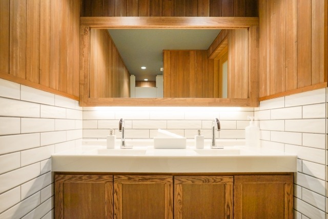 洗面台の鏡
横長の一面鏡、大判ミラー