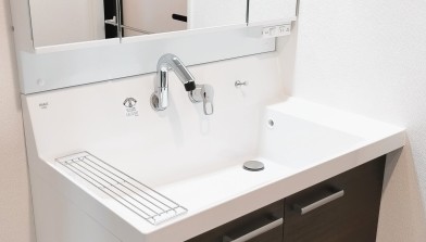 リクシルのハイバックカウンターの洗面台とくるくる水栓