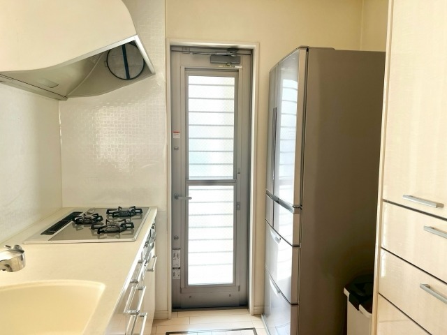 I型対面キッチンのレイアウト
冷蔵庫が奥側(コンロ前)にある配置の写真