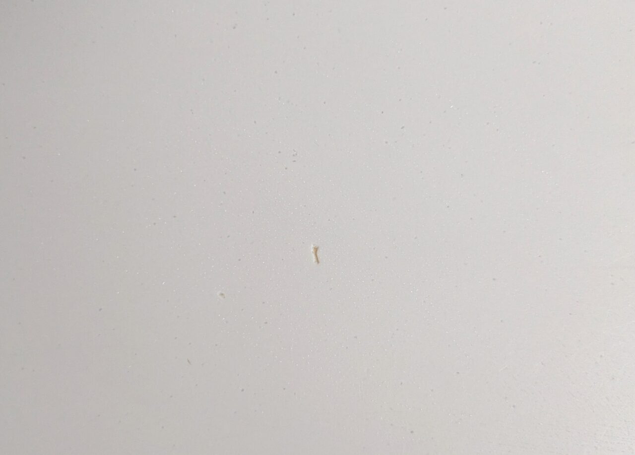 人工大理石シンクの底に出来た傷の写真