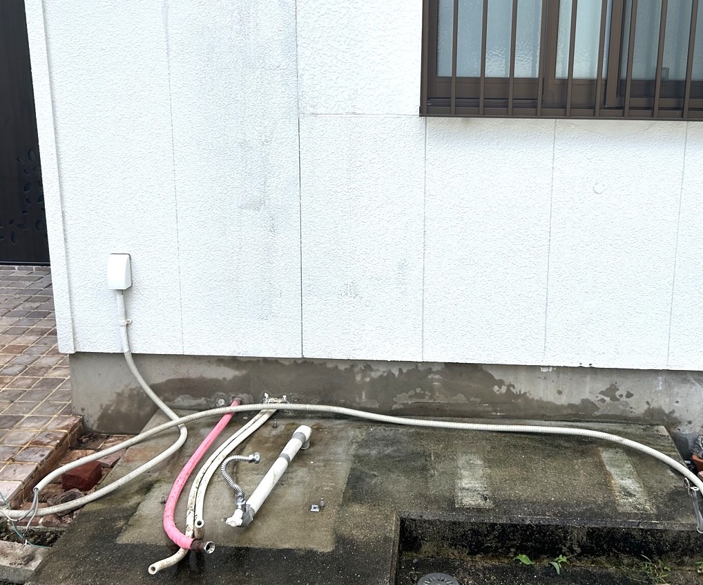 古いエコキュート撤去後の写真