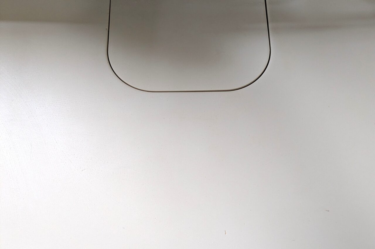 人工大理石シンクの黒い汚れをメラミンスポンジで擦った後の写真