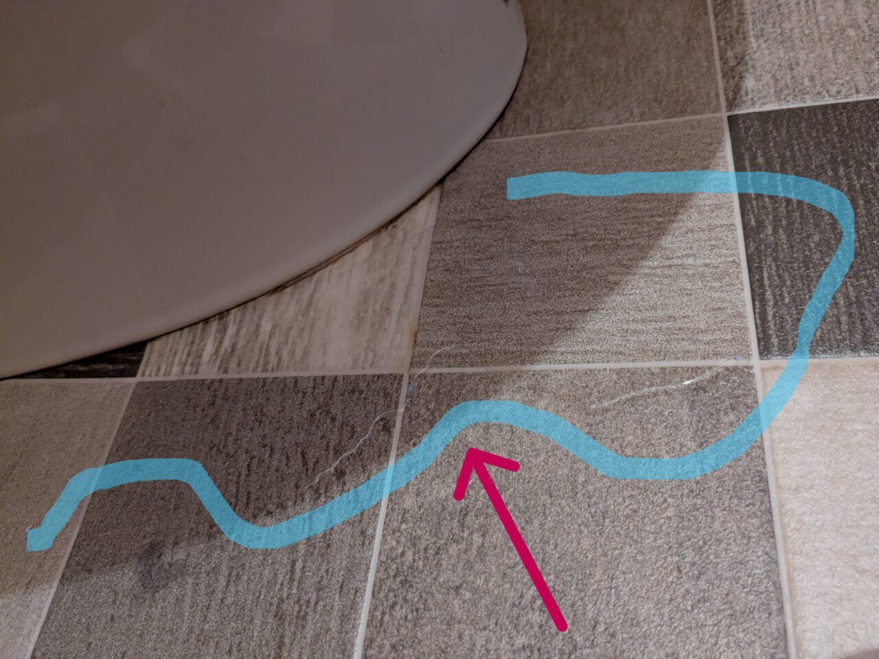 トイレの水漏れ写真(わが家のトイレで実際に水漏れしている写真)