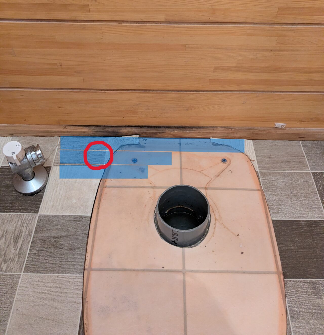 トイレ撤去後の写真アップ。
床の黒ずみ部分や床板が柔らかくなっている場所に印をつけた写真。