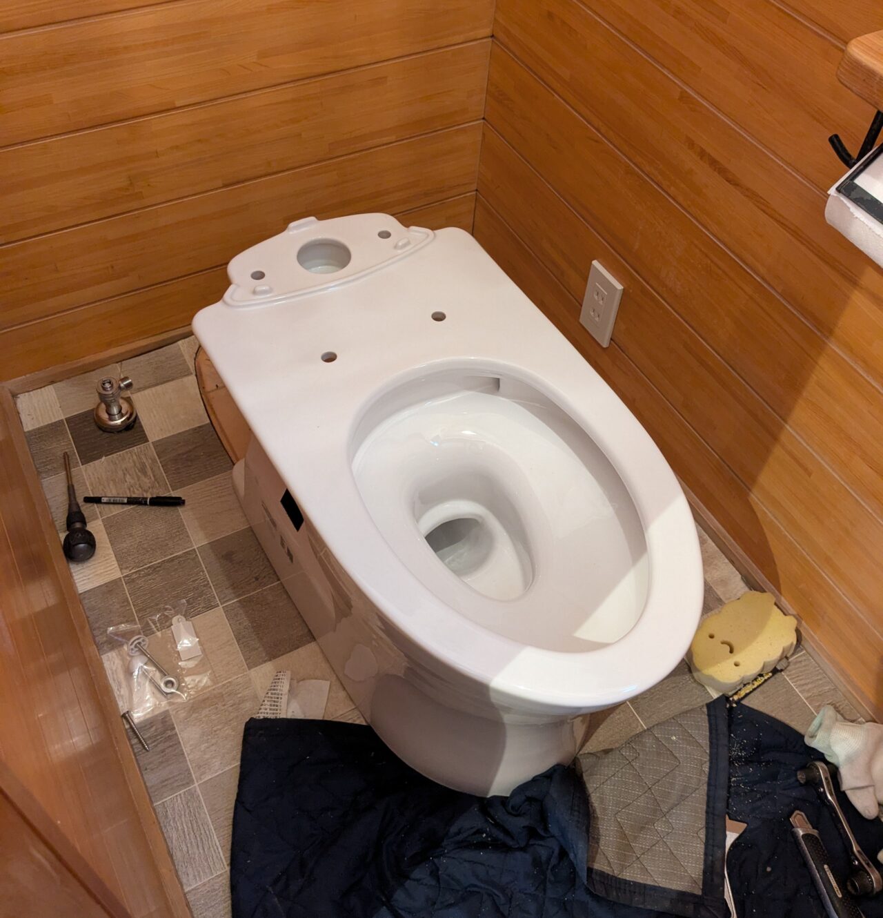 新しいトイレ設置途中の写真