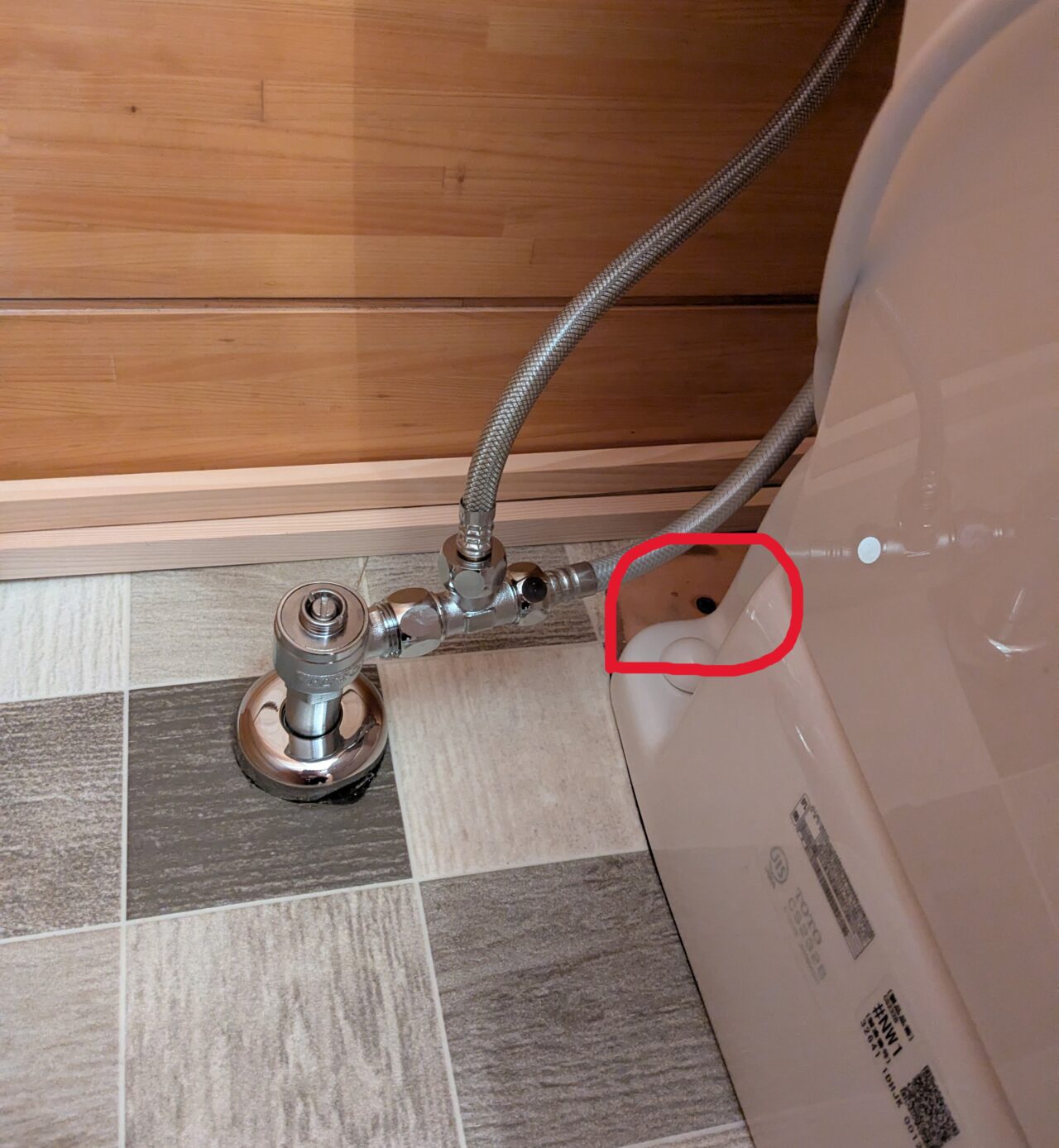 完成後のトイレ後方。既存のクッションフロアが見えている写真。