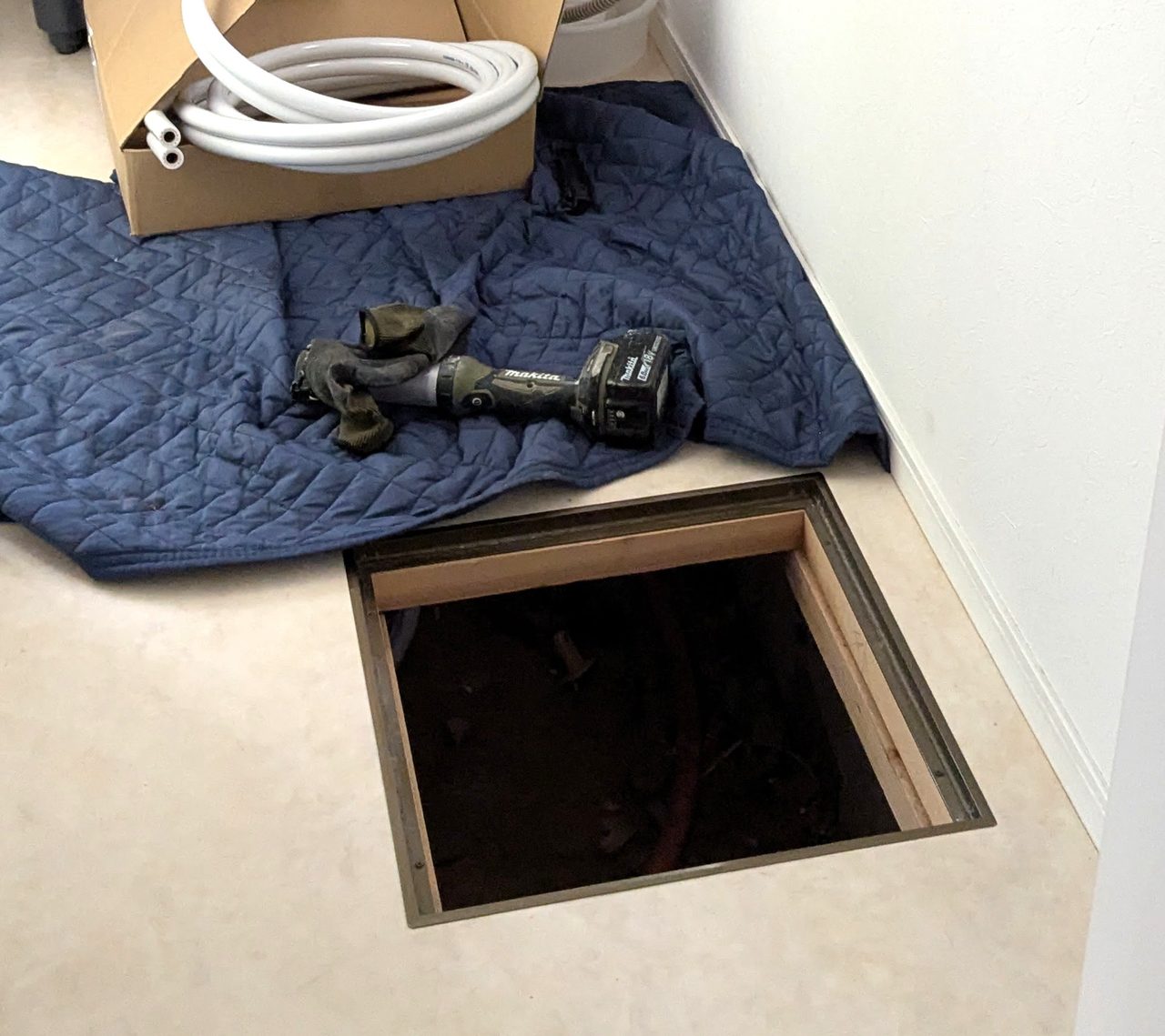 脱衣所の床下点検口の写真