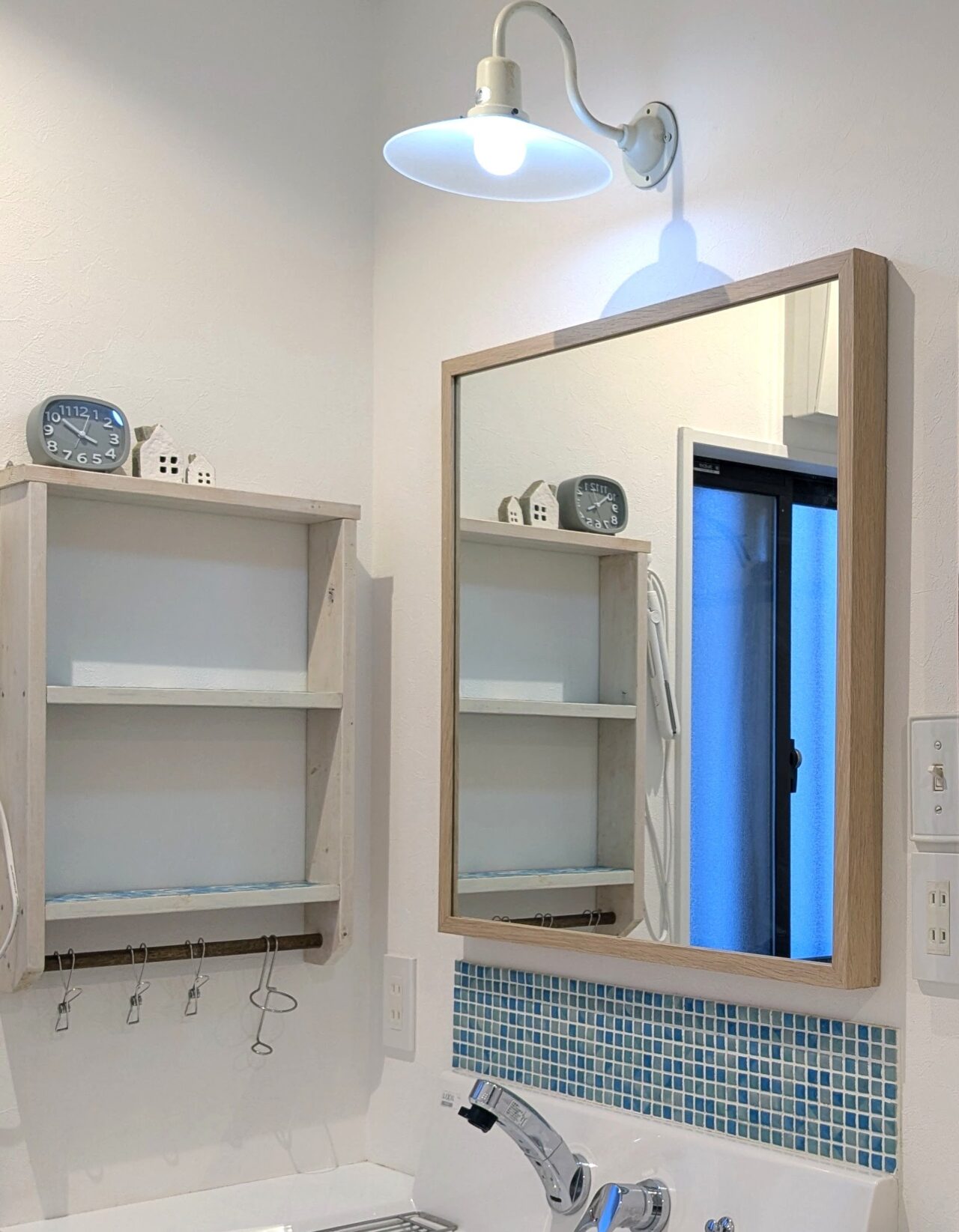 わが家のIKEAの洗面台の鏡
木枠のフレームミラー