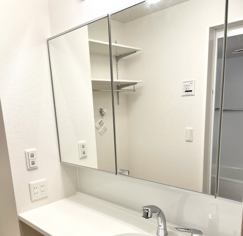 洗面台の収納のつきの鏡。
三面鏡のミラーキャビネット