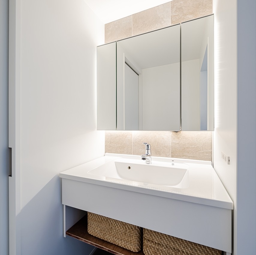 洗面台の鏡。
LED照明付きのミラーキャビネット。