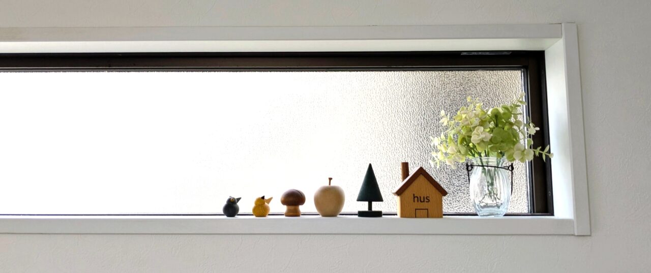 リビングの窓辺の雑貨達の写真