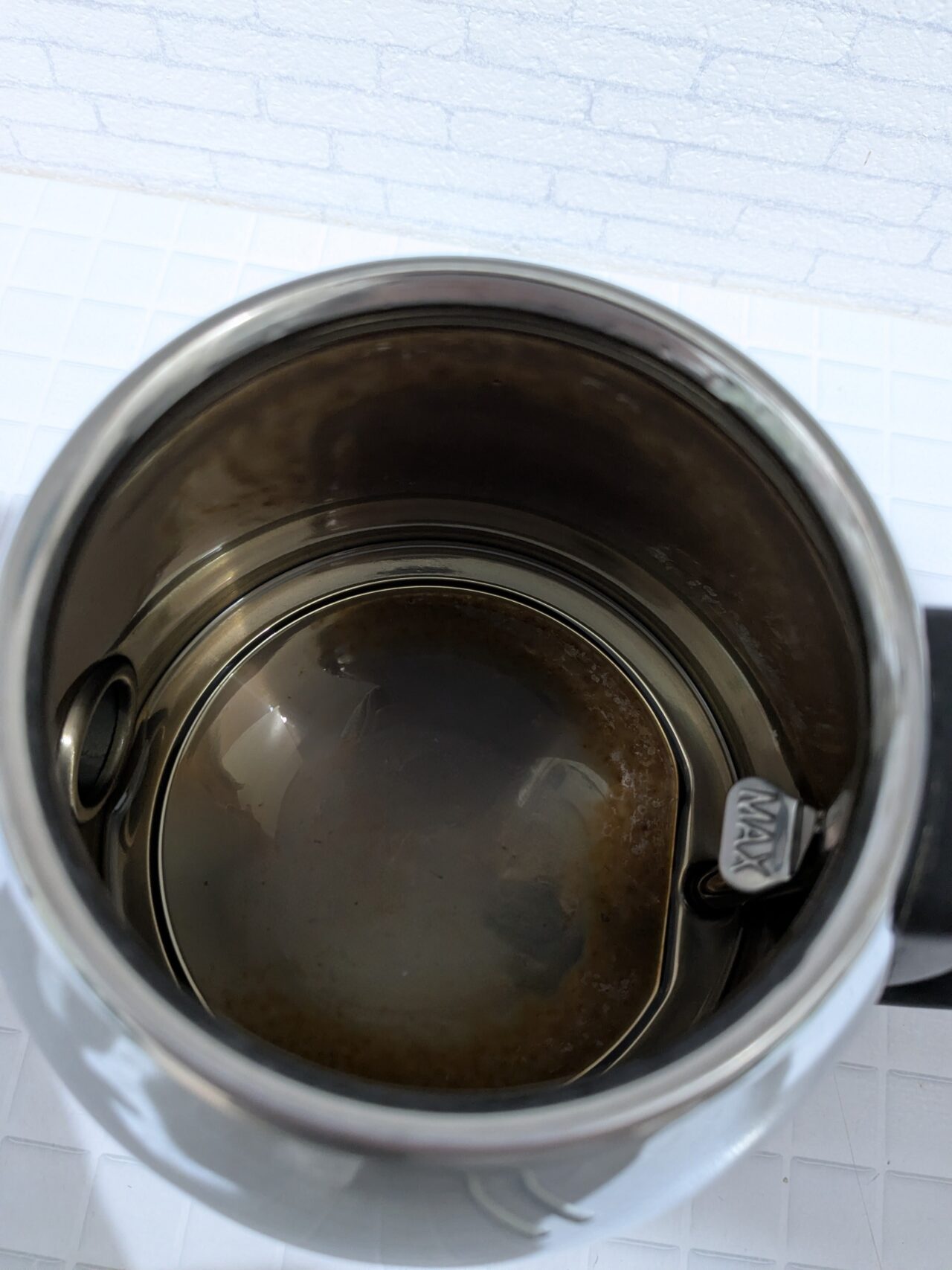 ラッセルホブスの電気ケトルの中。