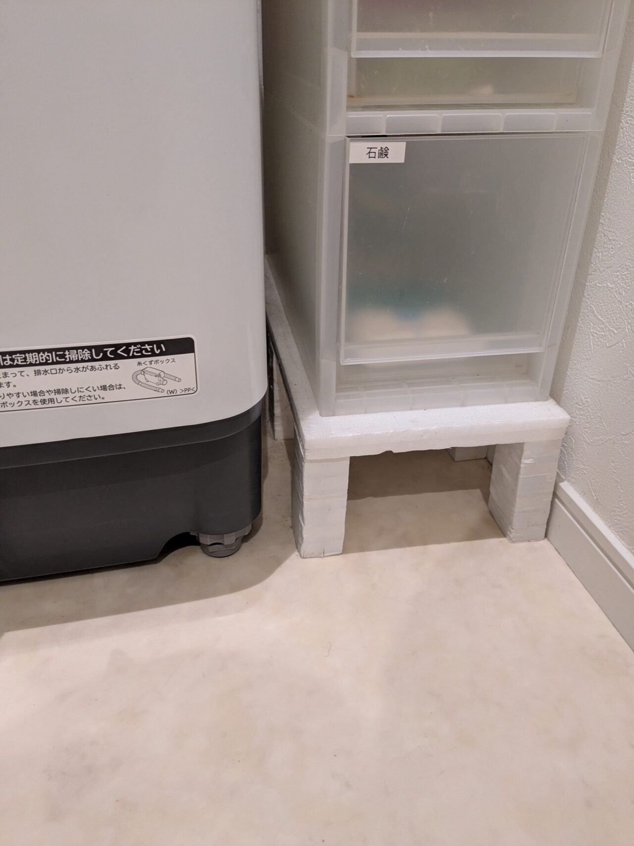 洗濯機横のスペースに台を設置したところ。