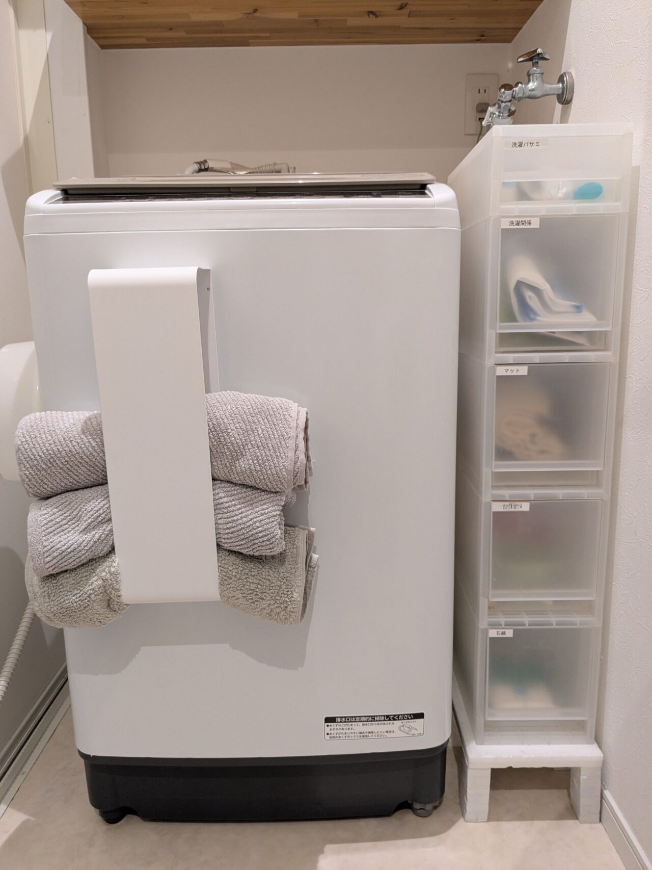 台を作ったおかげでできた、洗濯機横のスペースの収納。無印のPPストッカーを置いている。