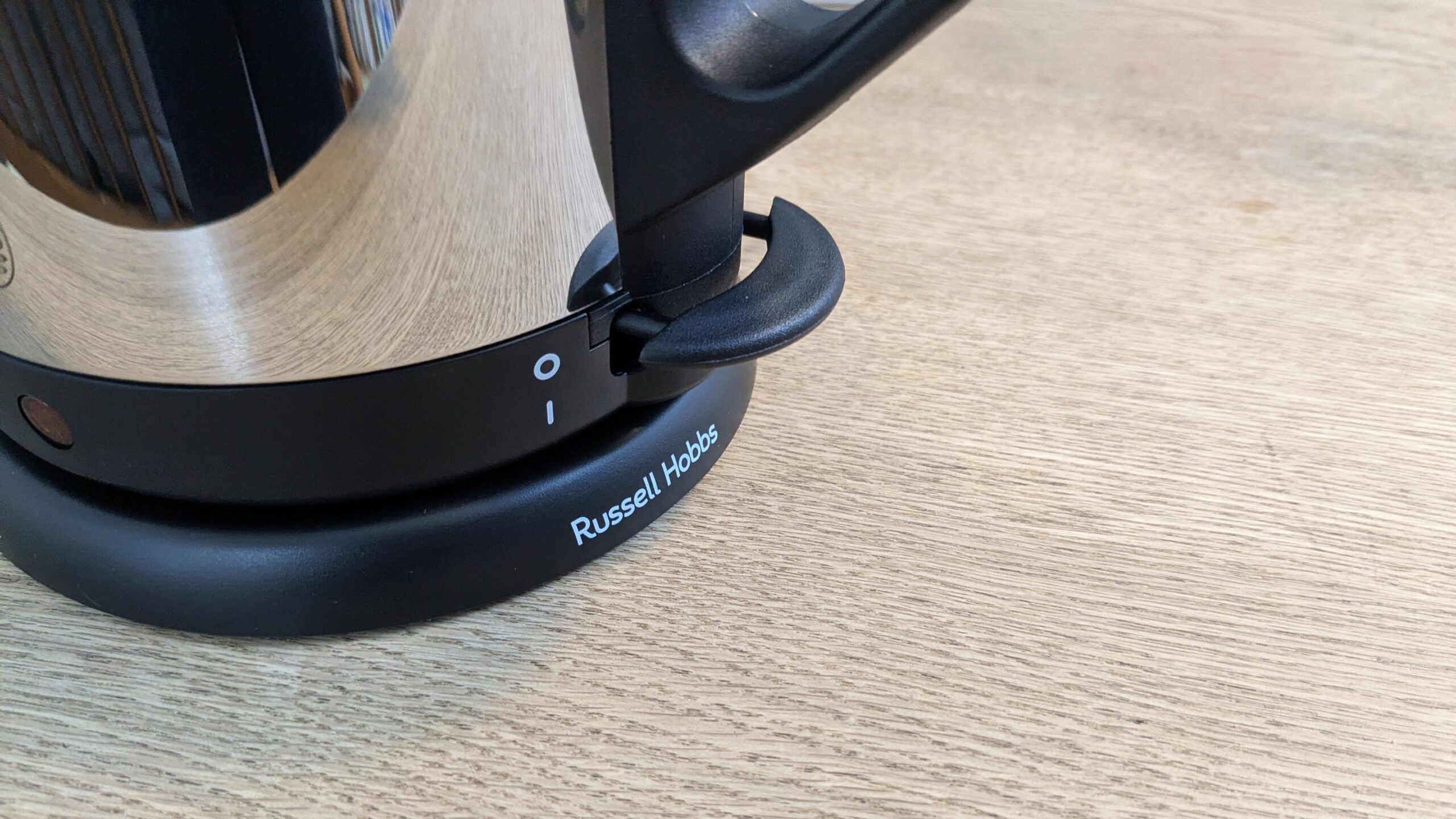 ラッセルホブスのケトルのスイッチ写真。