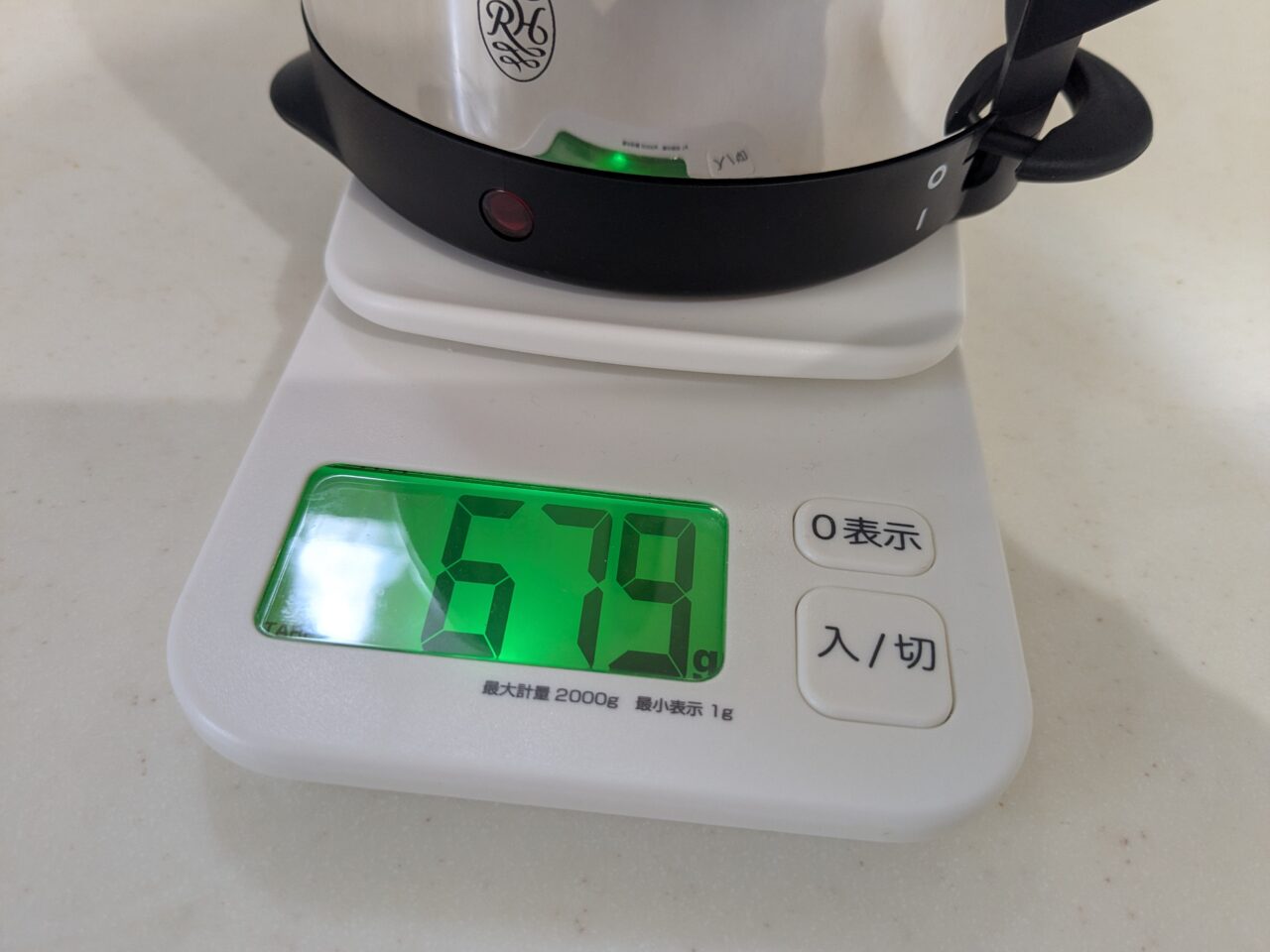 最新モデルのラッセルホブスのカフェケトルの重さを電子スケールで測った写真