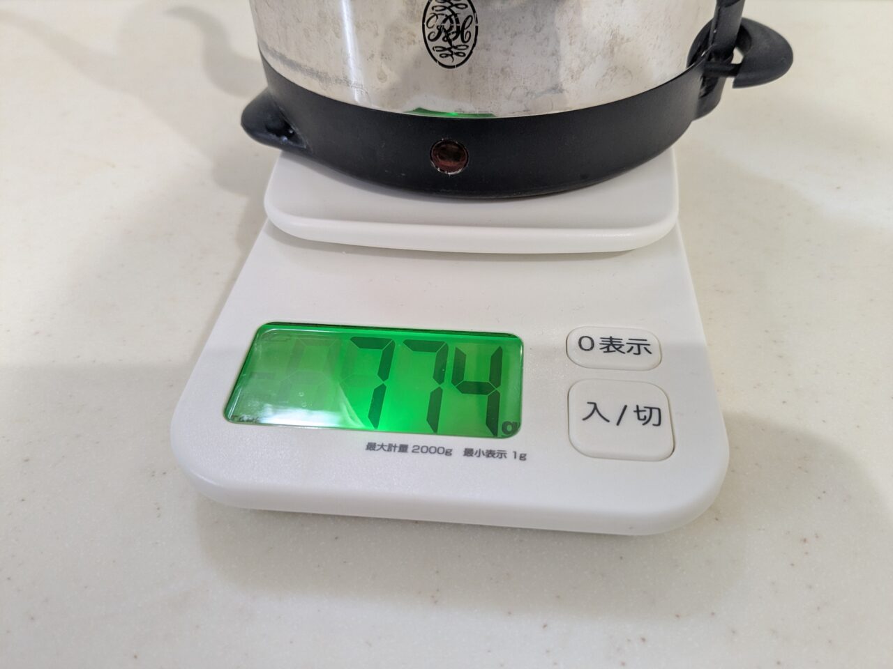 旧モデルのラッセルホブスのカフェケトルの重さを電子スケールで測った写真