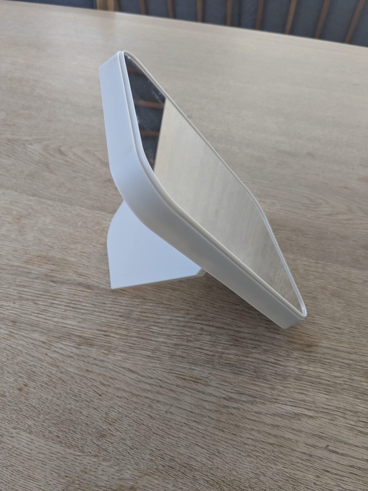 100均一の卓上ミラー。