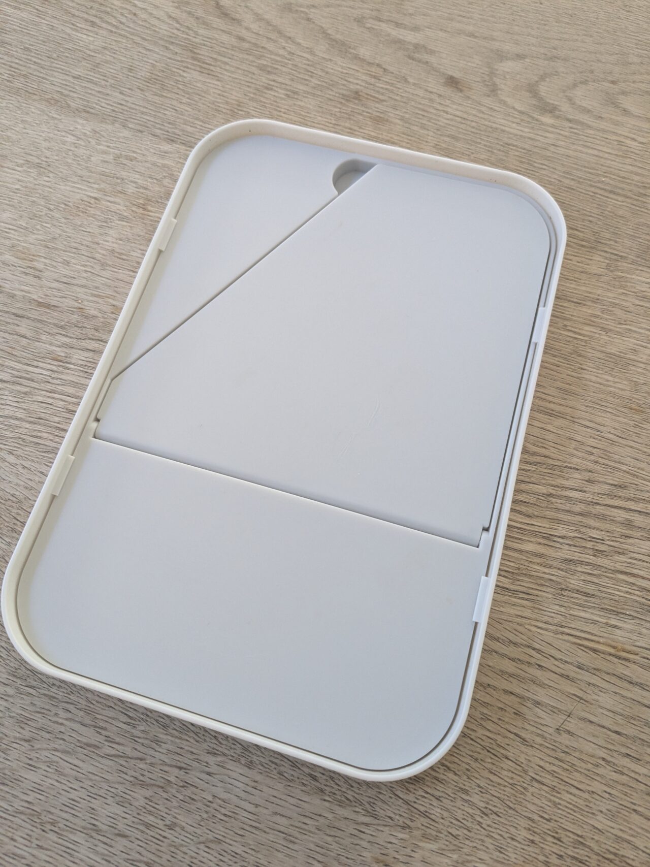 100均一の卓上ミラー後面。