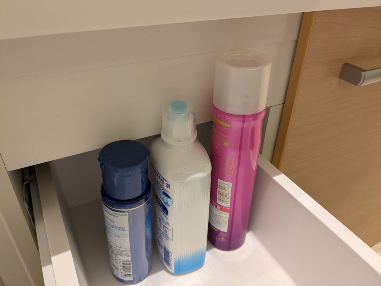LIXIL(リクシル)ピアラの洗面台の左上段引き出しに、背の高い日用品や化粧品などを入れてみたところ。