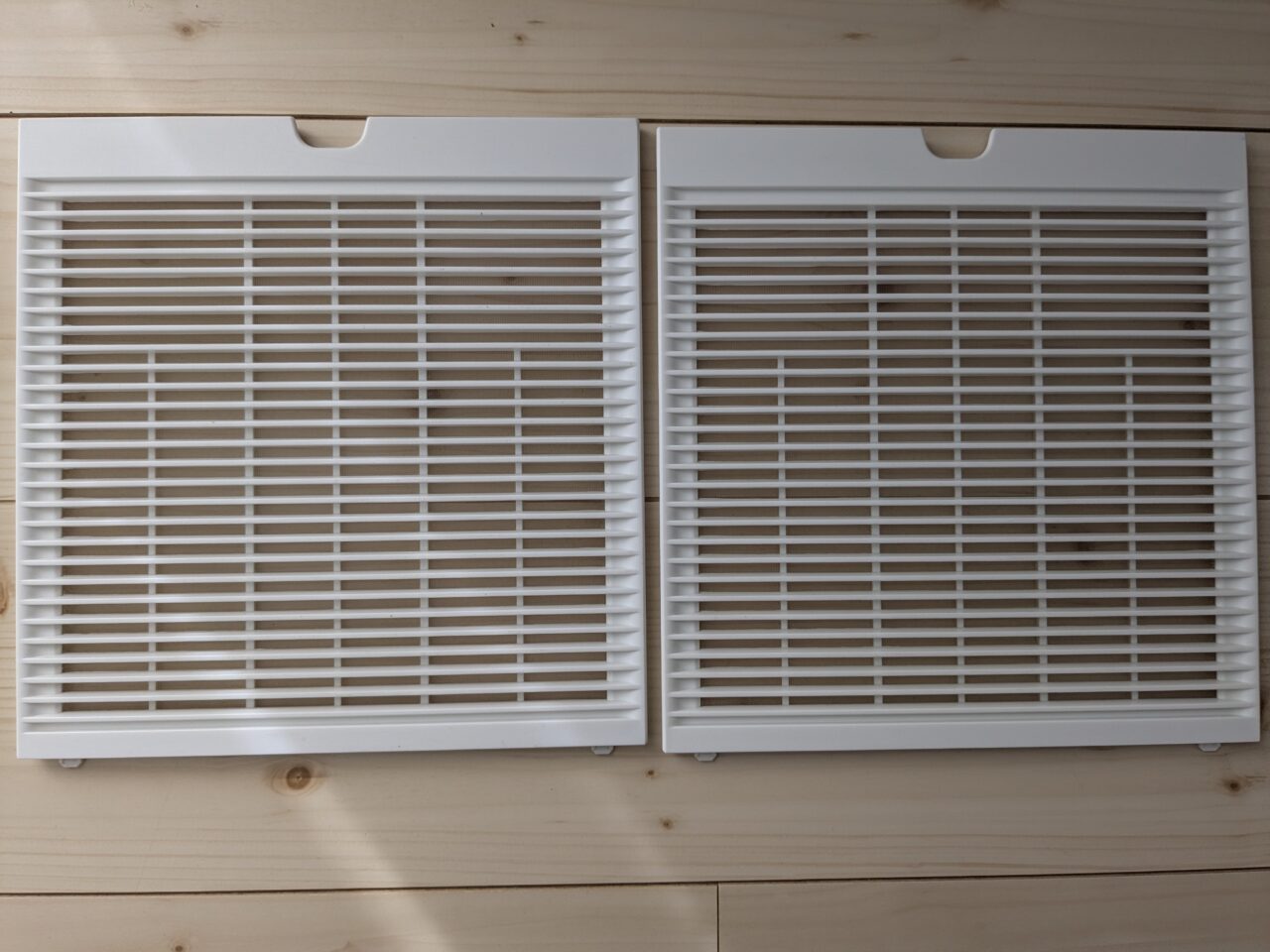 空気清浄機の左右のプレフィルターの掃除後の写真。（表面）