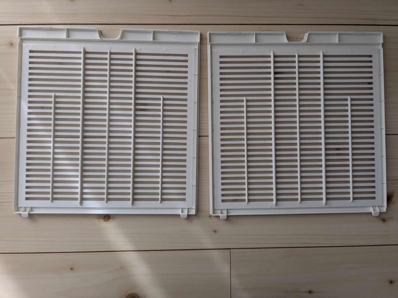 空気清浄機の左右のプレフィルターの掃除後の写真。（裏面）