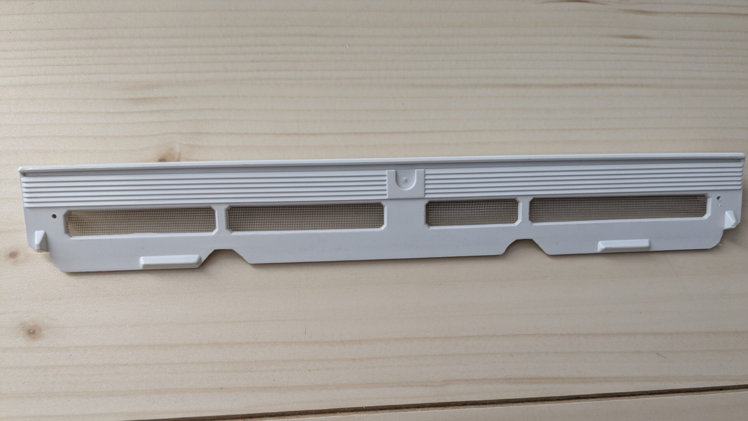 フィルターの汚れがわかるように、前面下部のプレフィルターを裏返した写真。