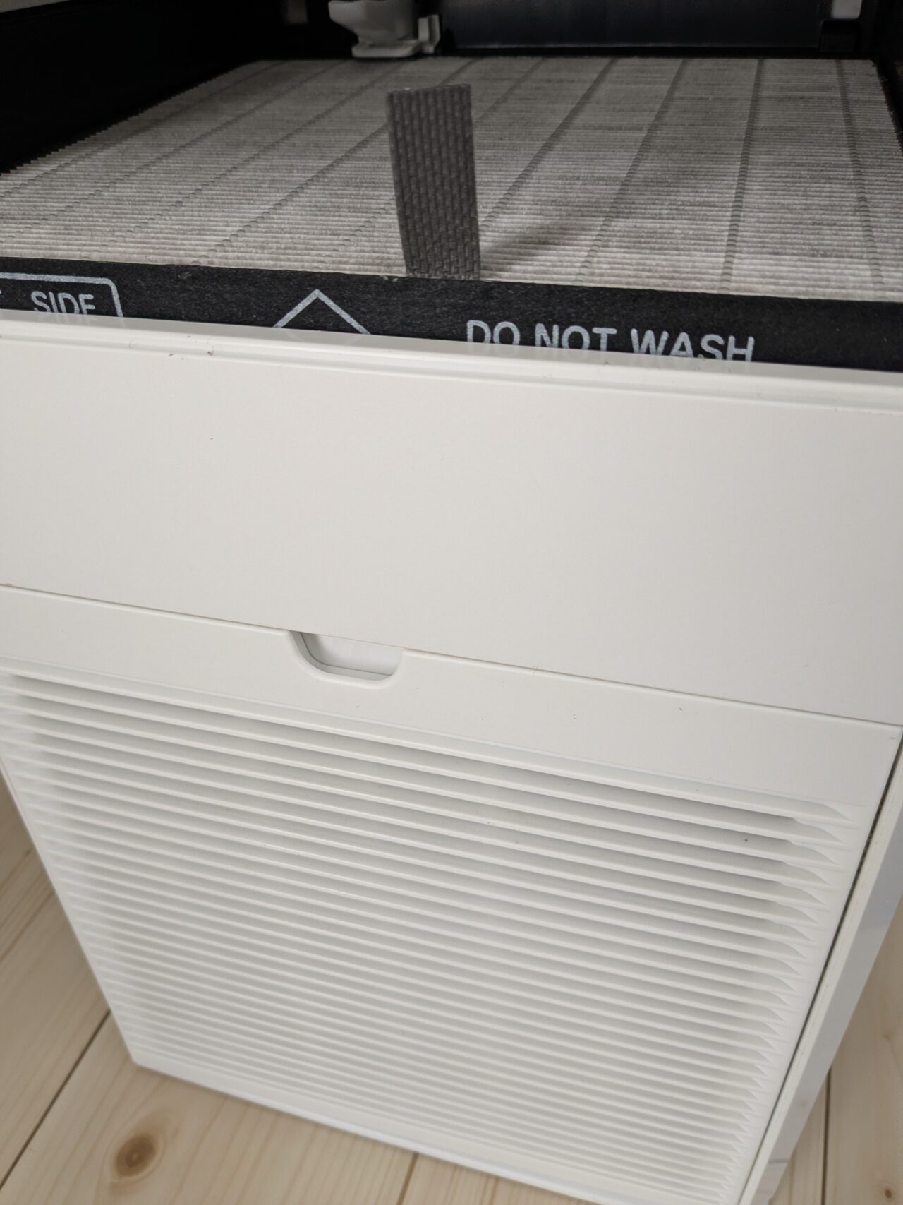 本体にセットされた集塵フィルターを外からのぞいた写真