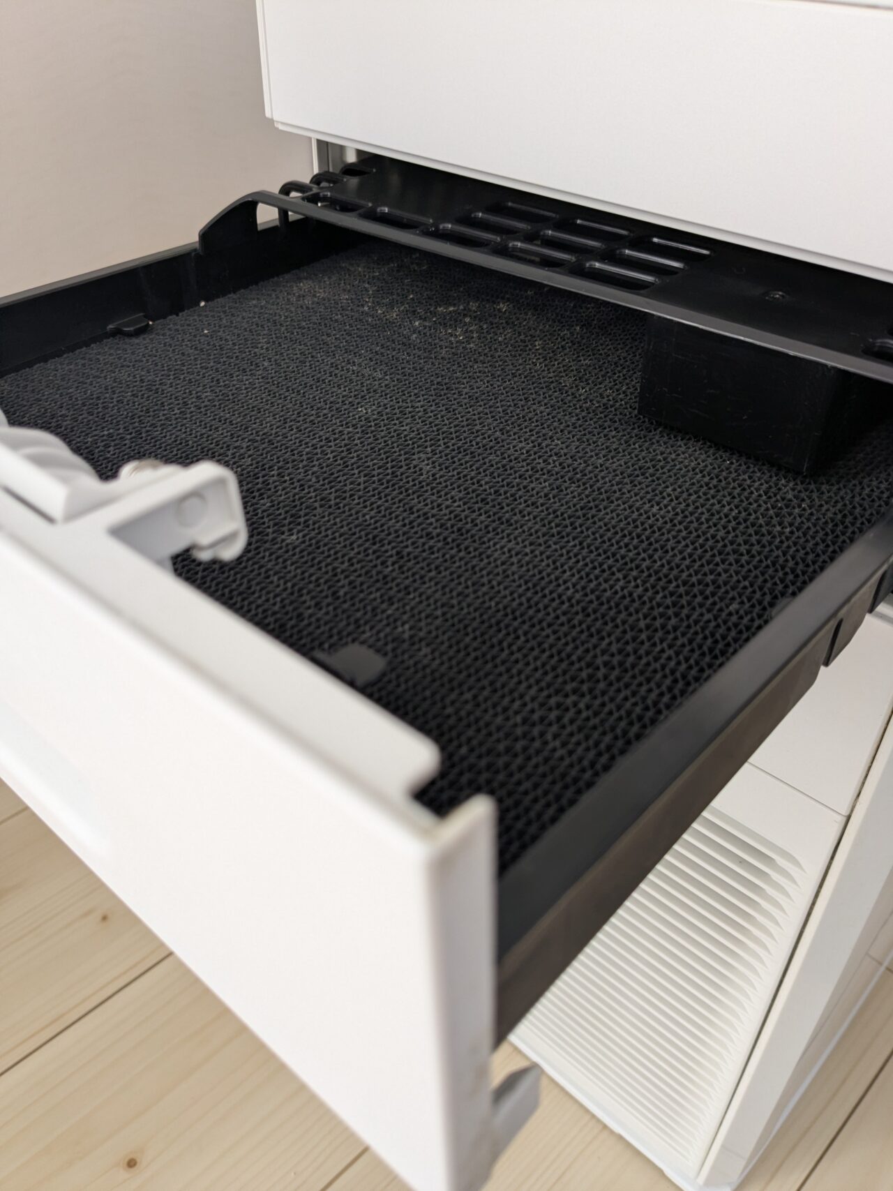 脱臭フィルターを引き出したところの写真