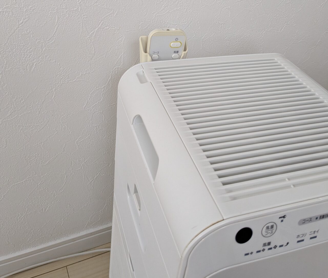 空気清浄機の本体背部の左上についているリモコン入れの写真。