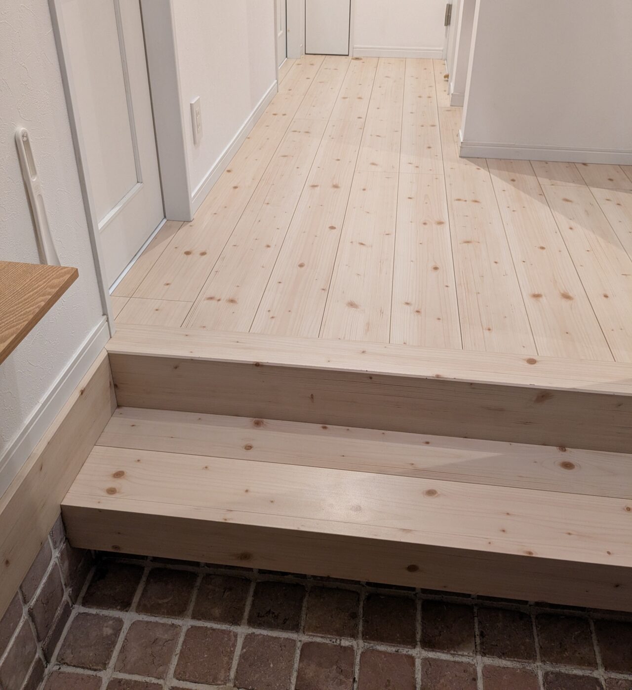 わが家の玄関の写真。玄関マットを敷いておらず、安全でスッキリしている。