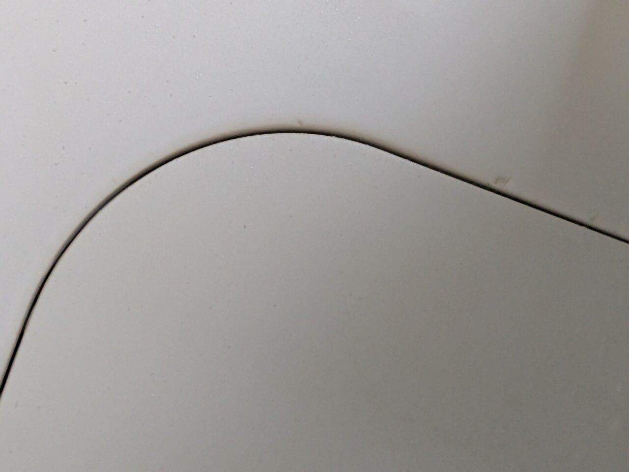 人工大理石シンクの排水口の蓋周り。ちょこちょこ欠けている写真