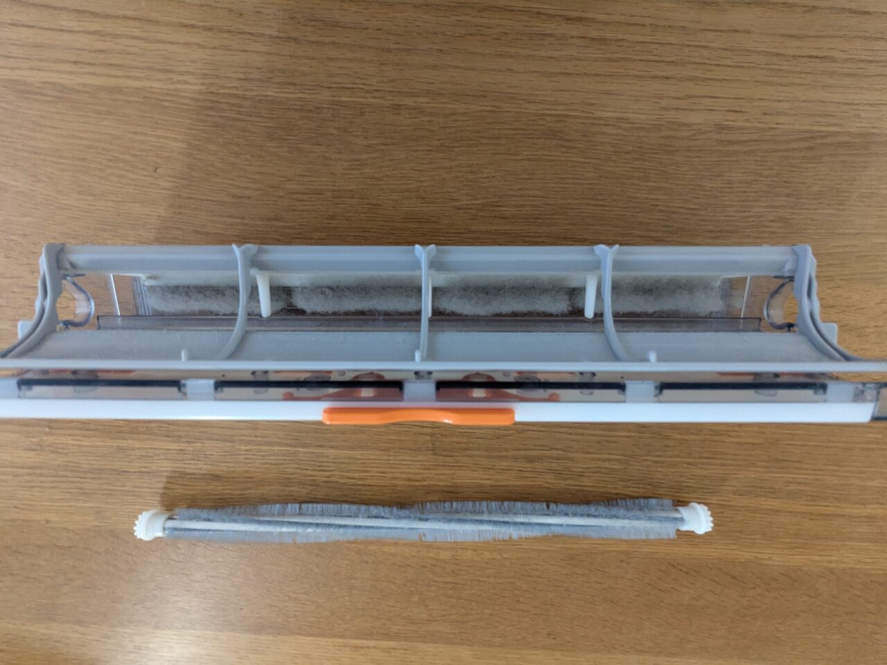 お掃除機能付きエアコンのダストボックスとブラシを外したところ。