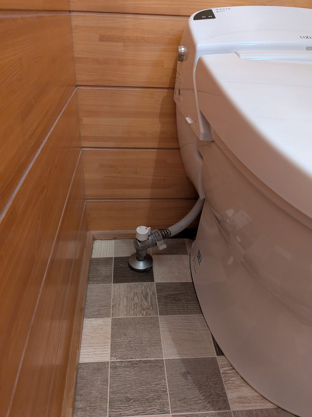 トイレの水漏れによって後方の巾木が黒ずんでいる写真