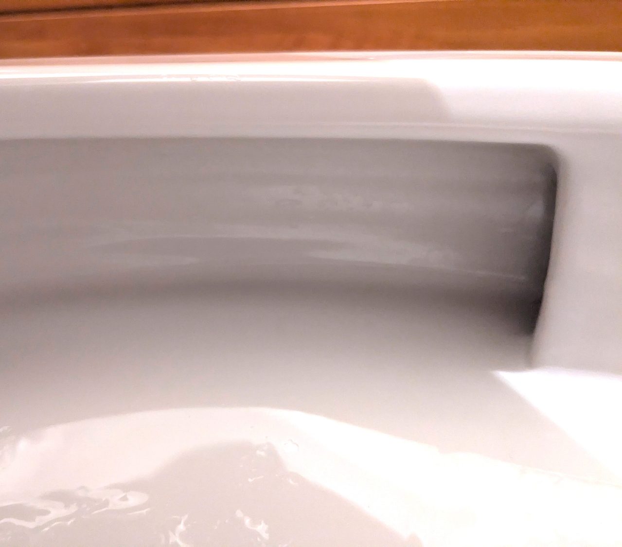 TOTOフチなしトイレのフチのアップの写真