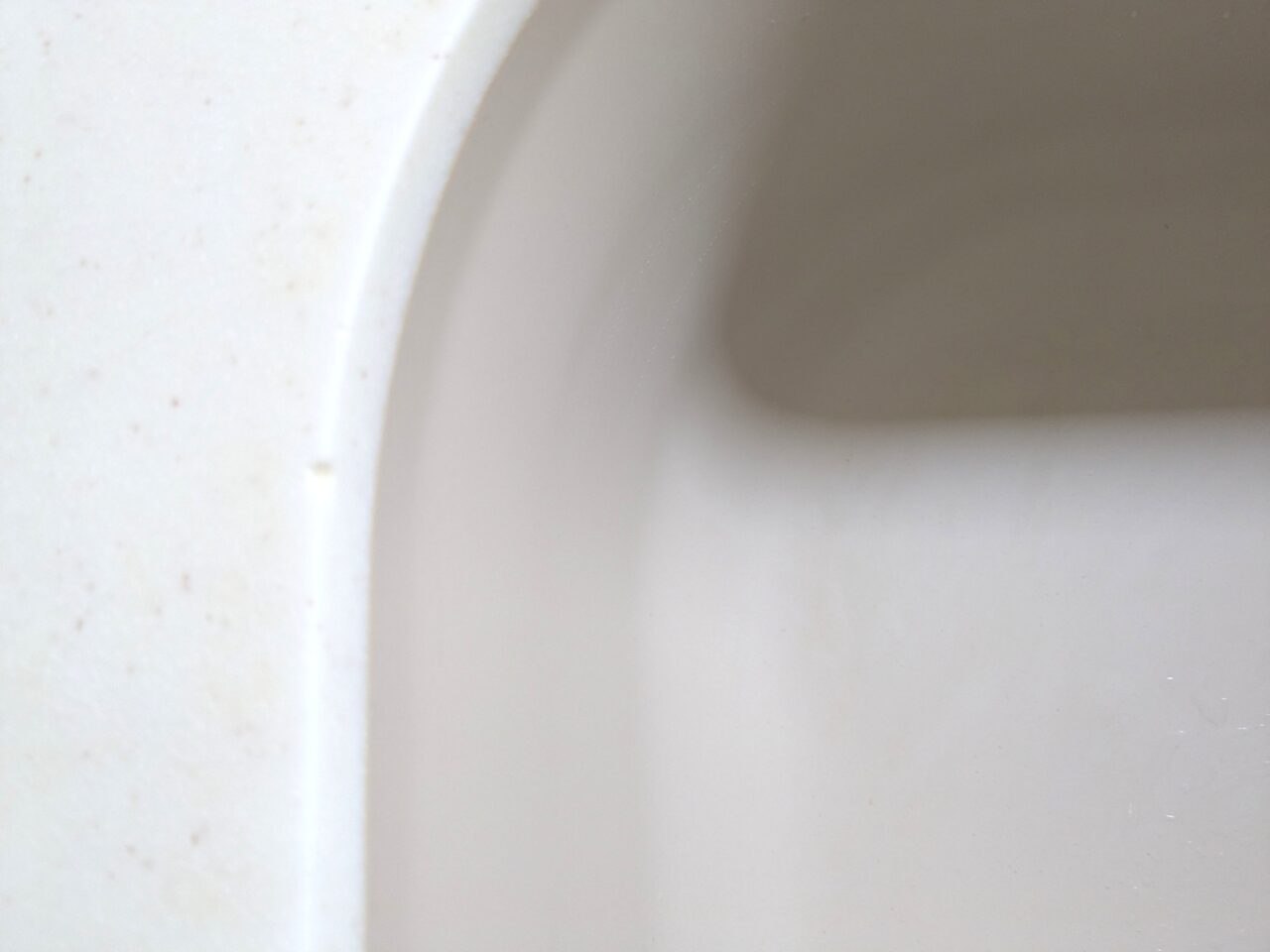 人工大理石シンクの淵が欠けている写真