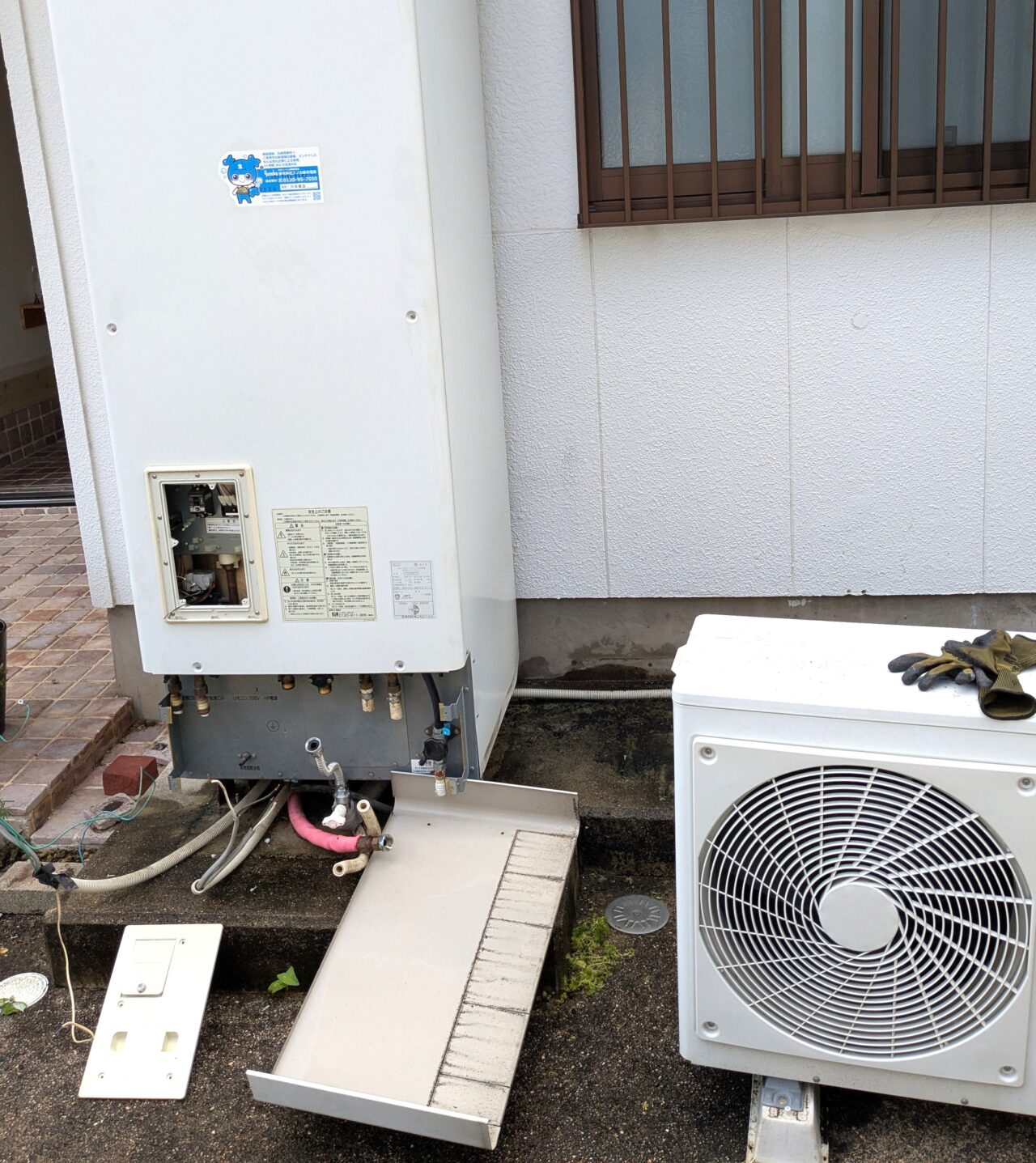 エコキュートの配管などの取り外し分解中の写真
