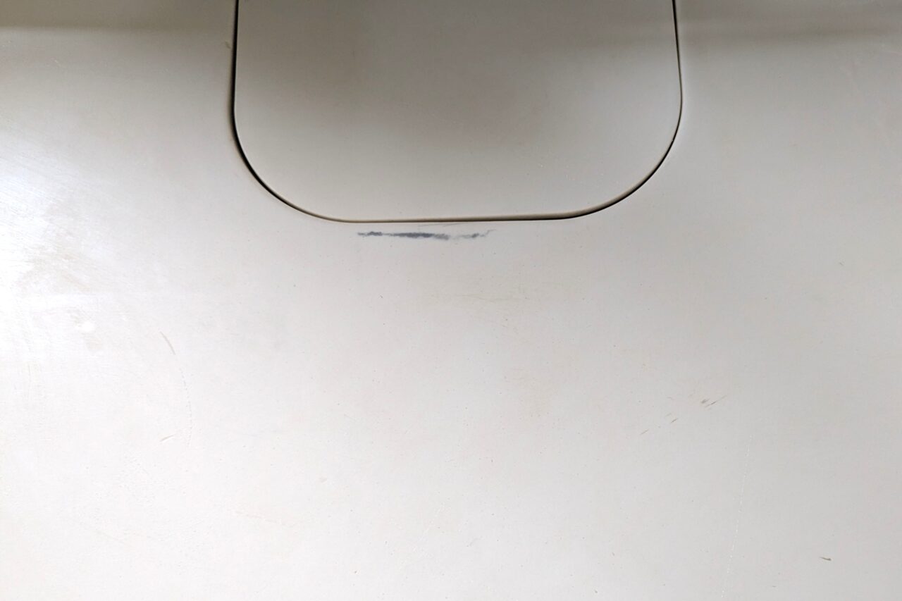 人工大理石シンクになべ底の黒い汚れがついている写真