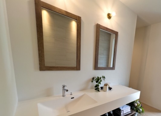 洗面台の鏡
フレームミラー。一面鏡。